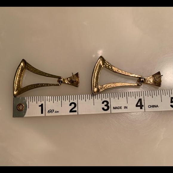 Vintage 1980’s post-back gold tone and green dangle earrings w/geometric lines. - Picture 4 of 4